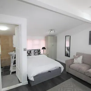 studio-near-upton-park-station.cambridgehotelsuk.com/