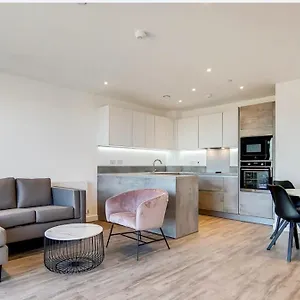 Apartment Modern With Free 24hours Gym, London