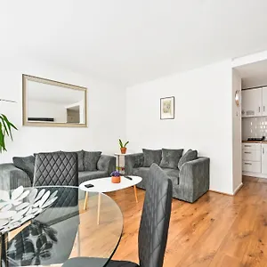 Apartment Lovely 2-bed, Sleeps 6, Near Stratford Station & Abba Voyage,, London